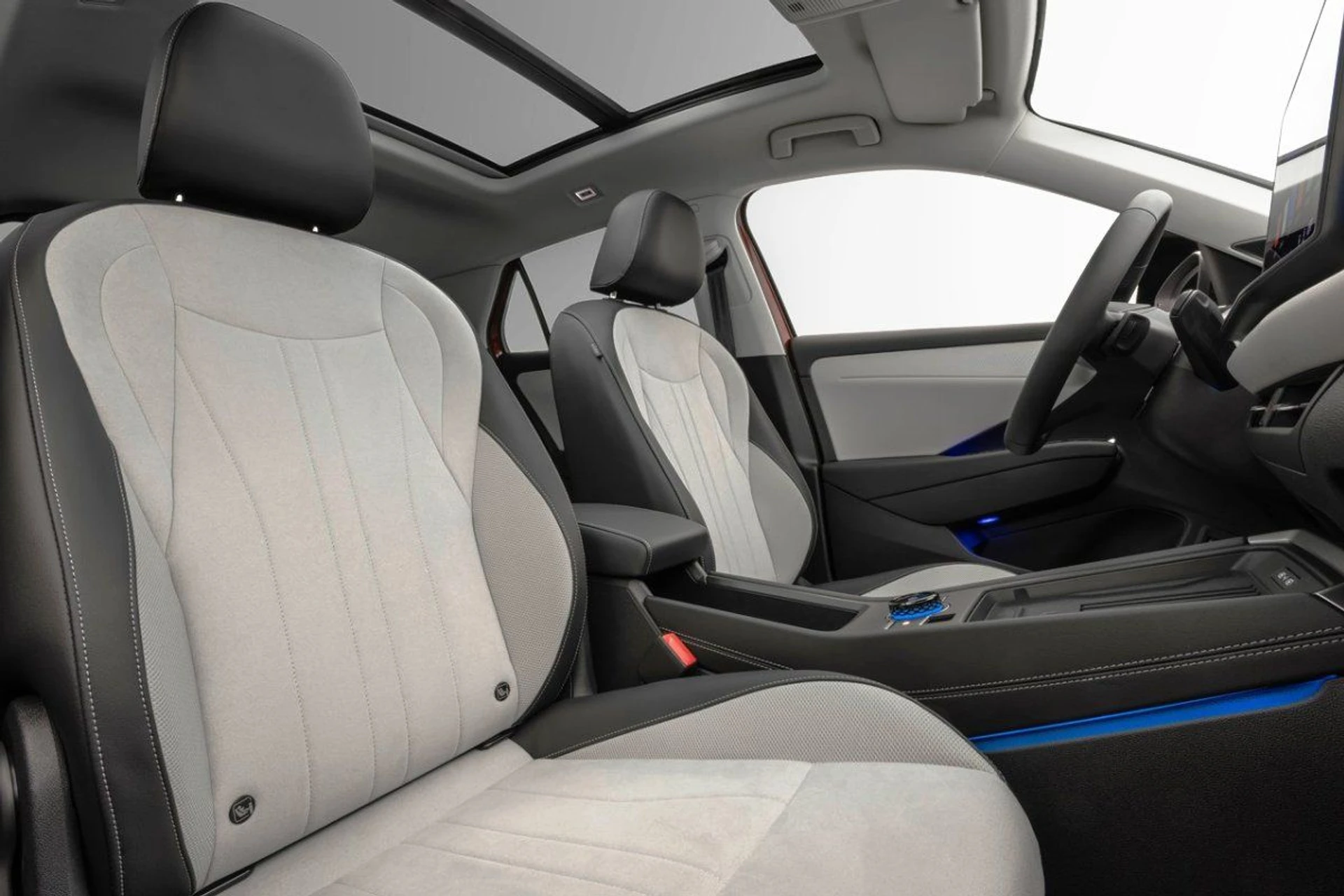 Изцяло новият Volkswagen T-Roc: по-големи размери, радикално променен интериор и различни хибридни версии
