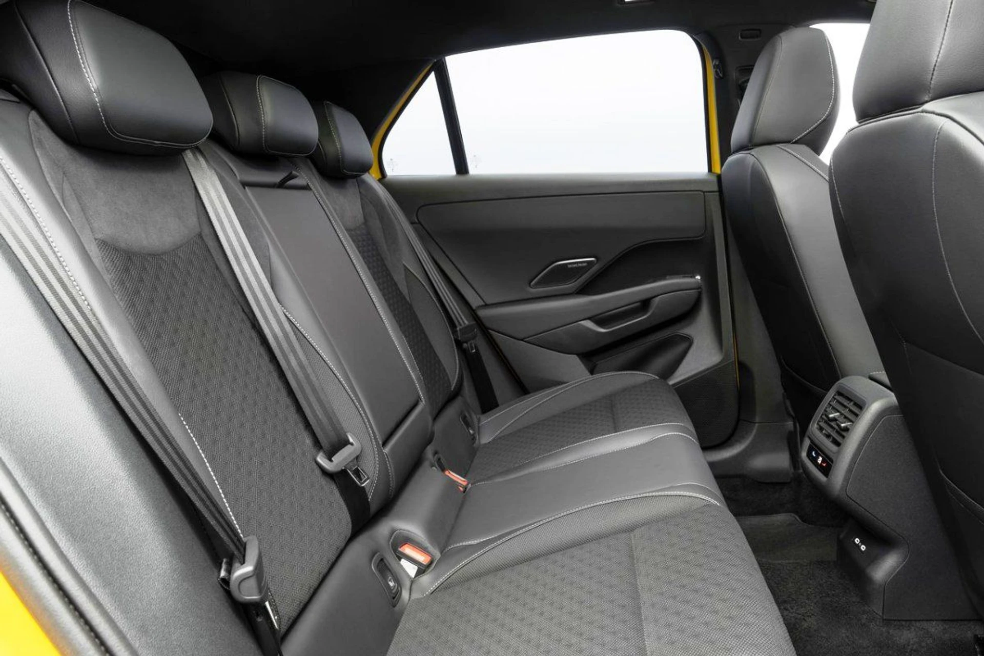 Изцяло новият Volkswagen T-Roc: по-големи размери, радикално променен интериор и различни хибридни версии