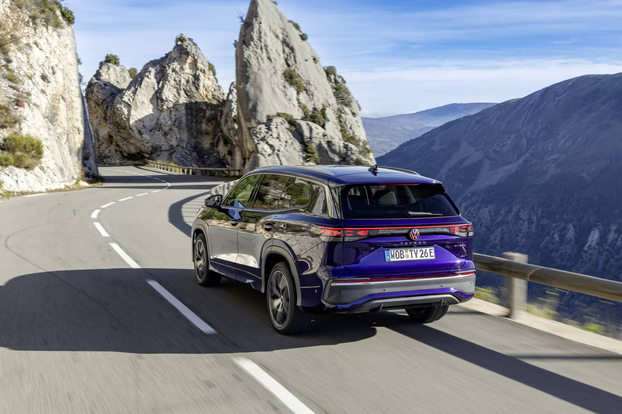 Новият VW Tayron: Седем места, четири задвижващи колела и нула компромиси