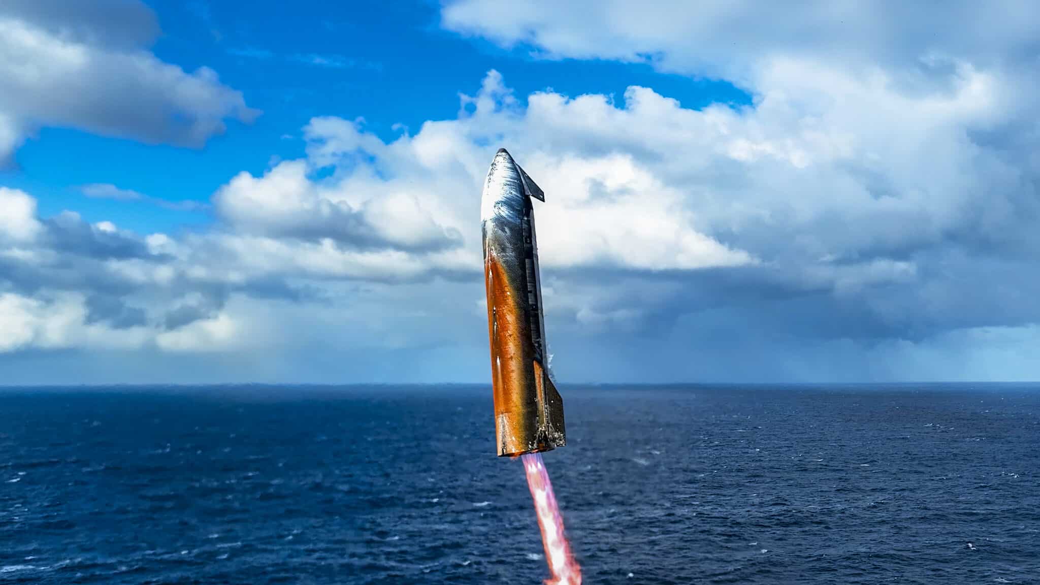 Обгорен, но целеустремен: SpaceX показа кадри от кацането на Starship в Индийския океан