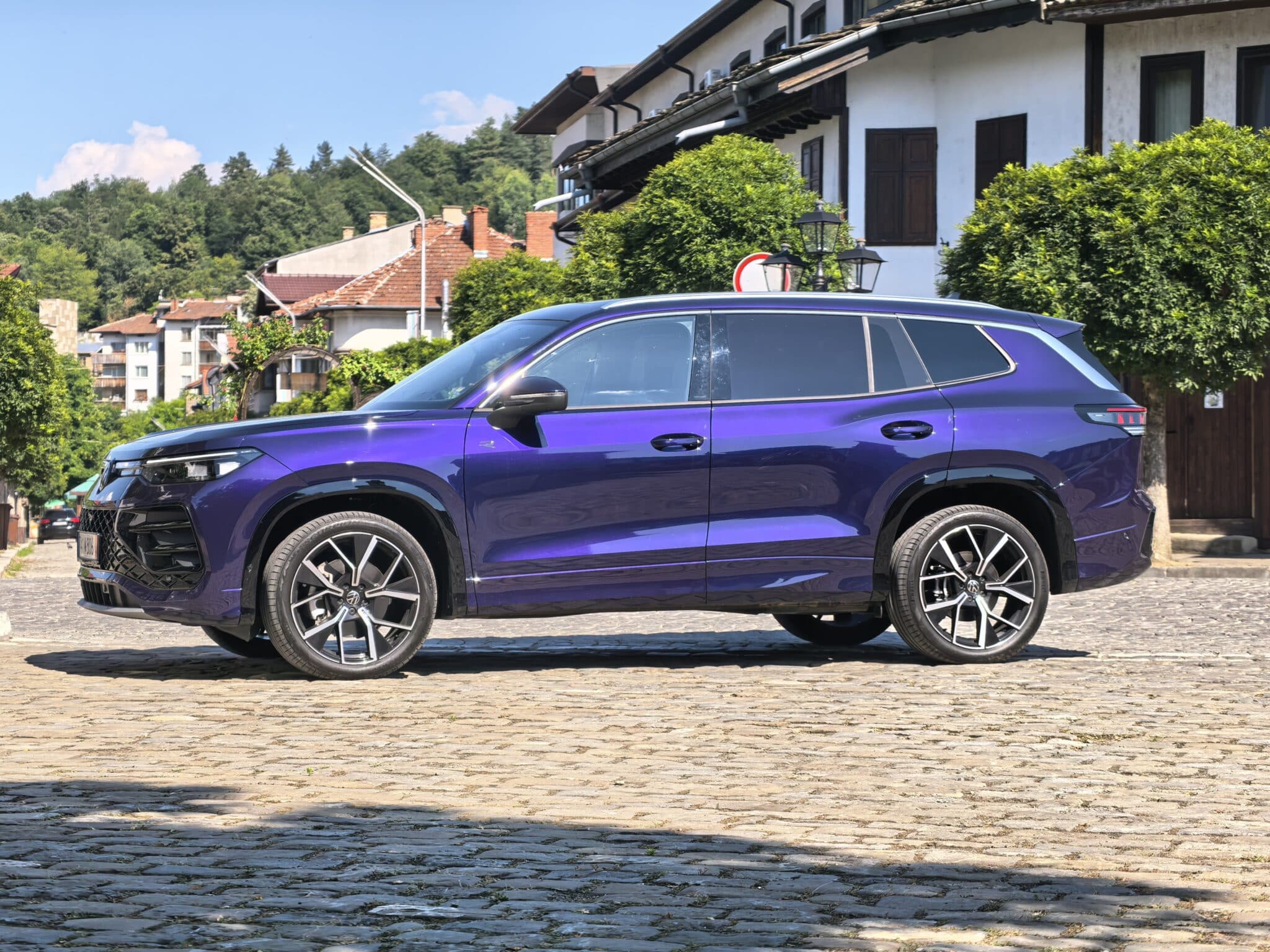 Новият VW Tayron: Седем места, четири задвижващи колела и нула компромиси