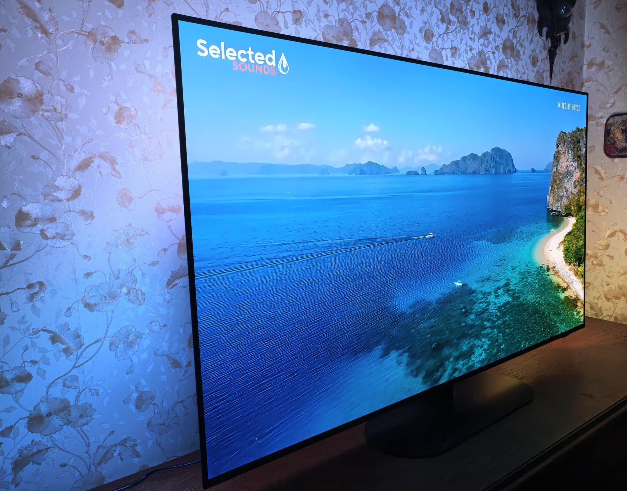 Philips OLED 820: телевизорът, който прави стените част от филма