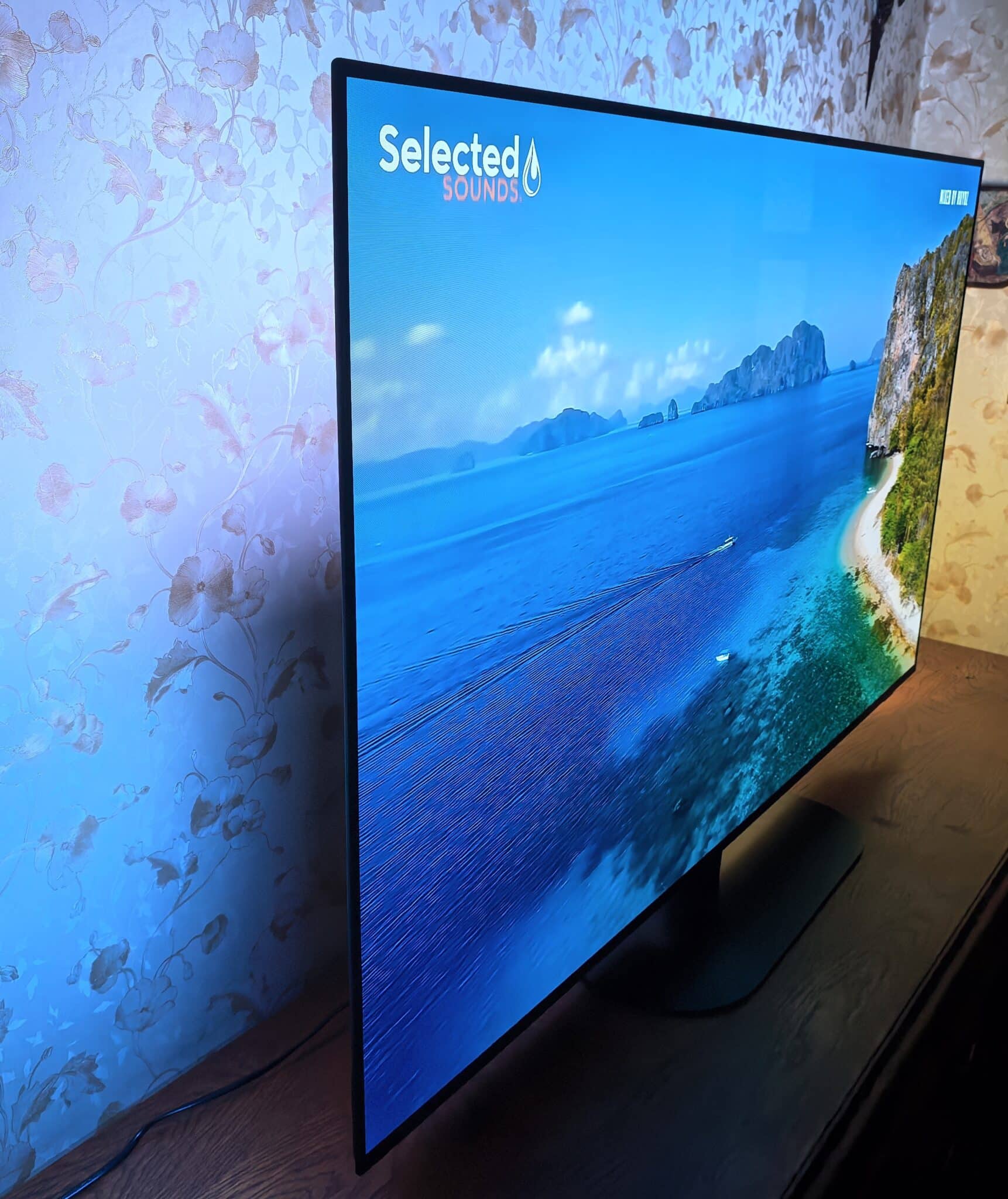 Philips OLED 820: телевизорът, който прави стените част от филма