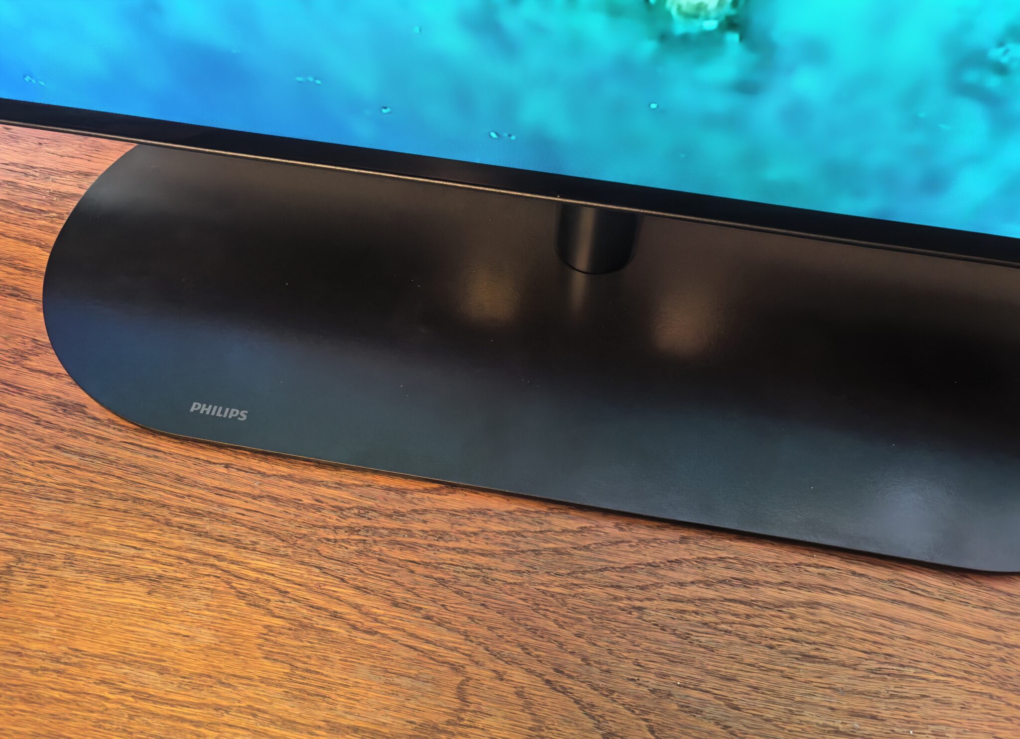 Philips OLED 820: телевизорът, който прави стените част от филма
