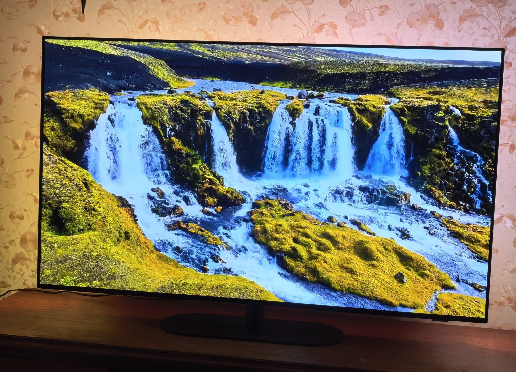 Philips OLED 820: телевизорът, който прави стените част от филма