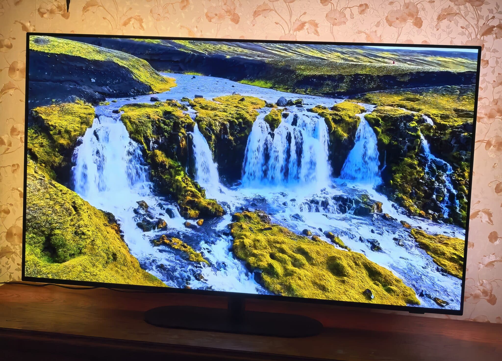 Philips OLED 820: телевизорът, който прави стените част от филма