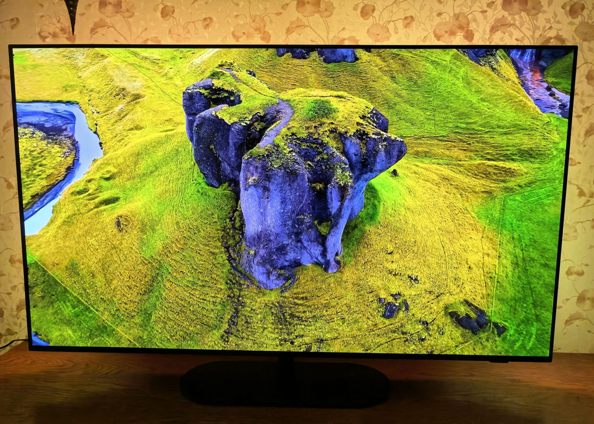 Philips OLED 820: телевизорът, който прави стените част от филма