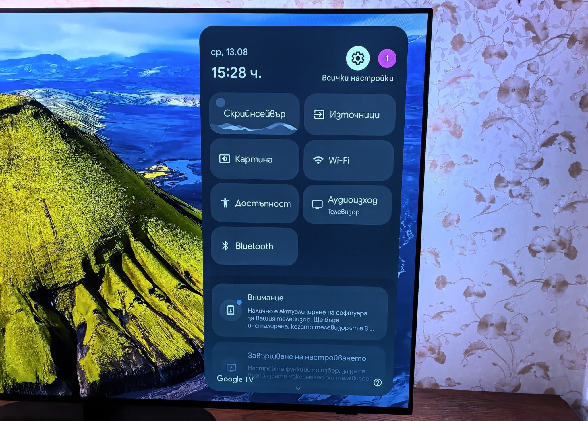Philips OLED 820: телевизорът, който прави стените част от филма