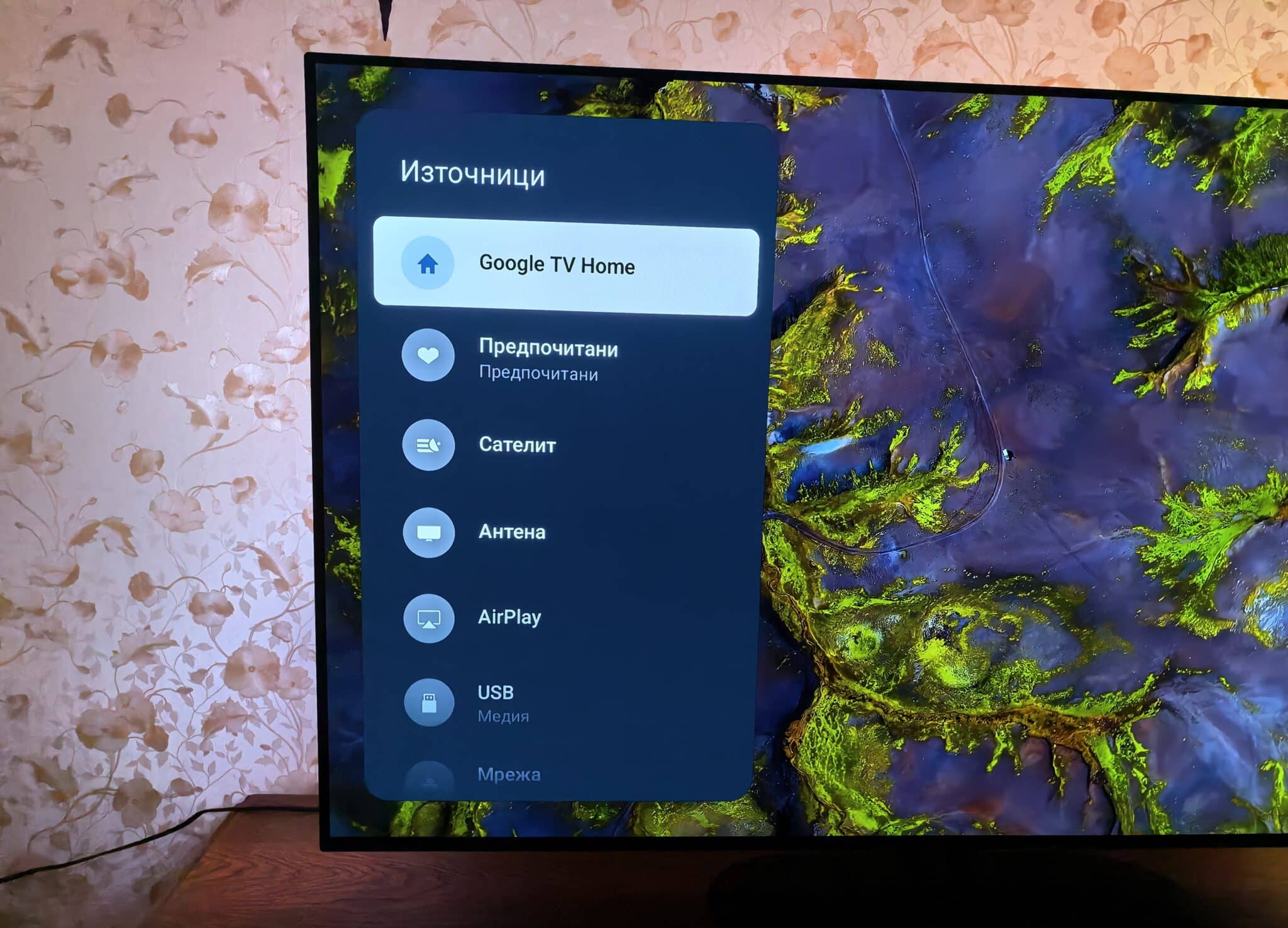 Philips OLED 820: телевизорът, който прави стените част от филма