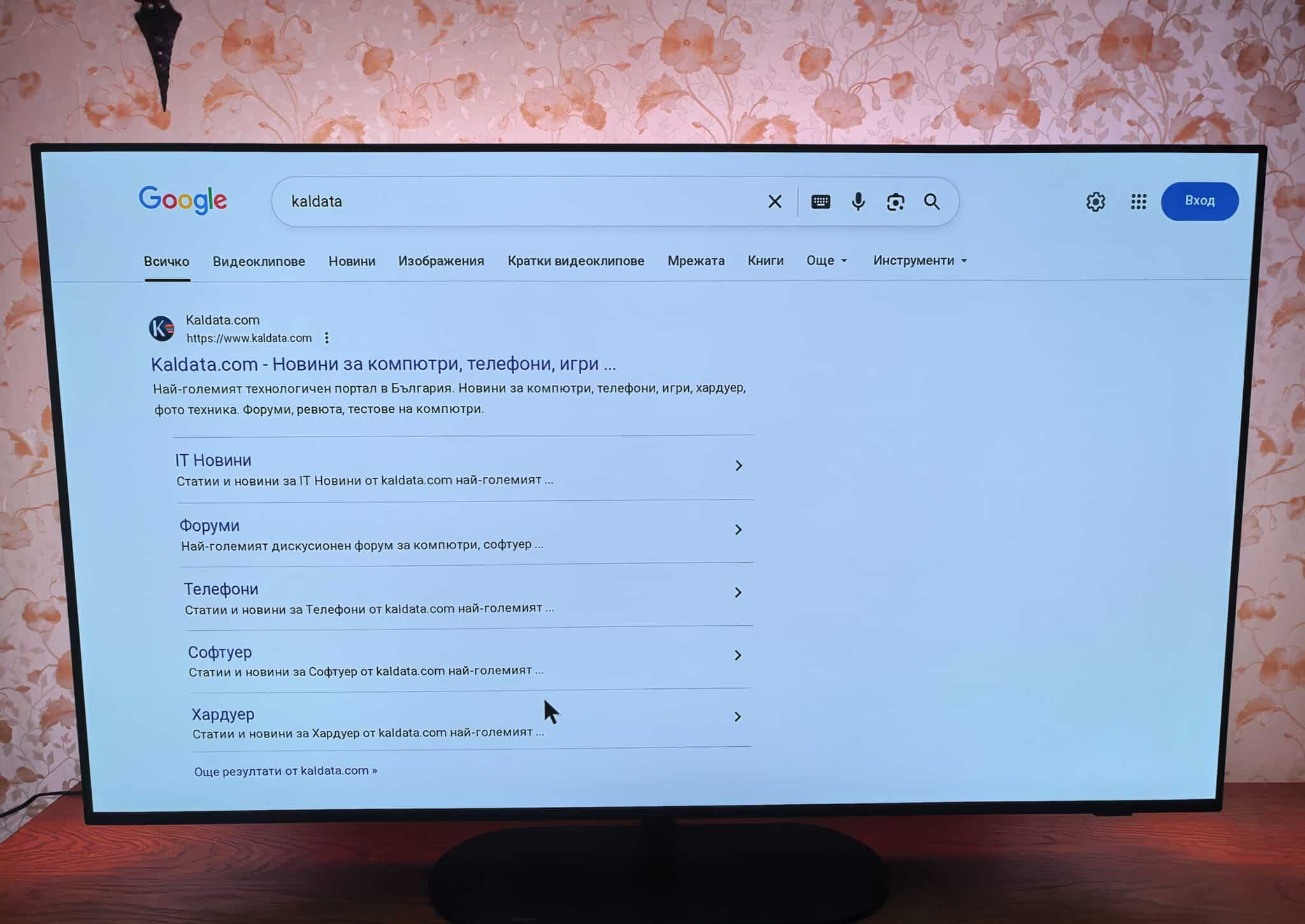 Philips OLED 820: телевизорът, който прави стените част от филма
