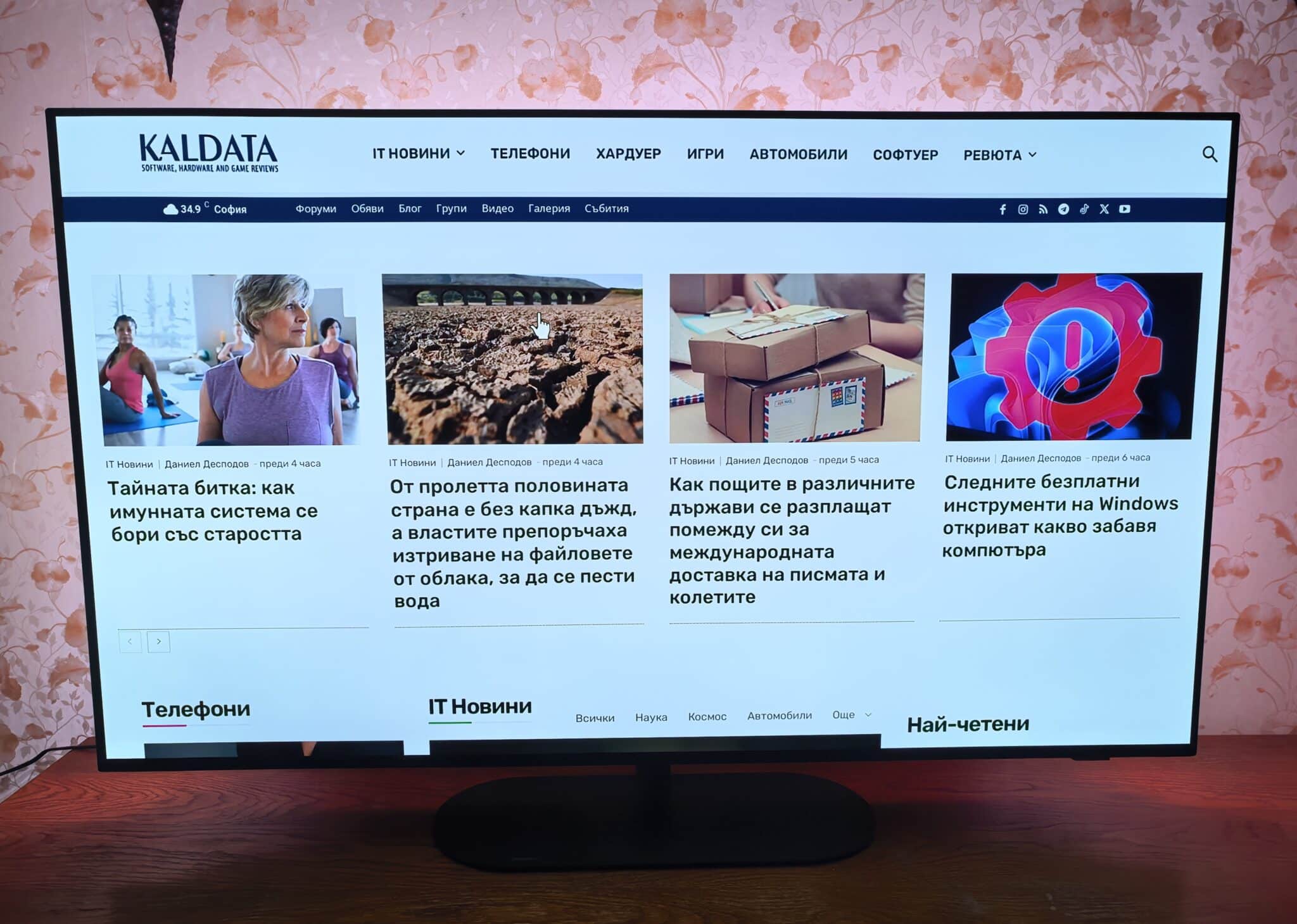Philips OLED 820: телевизорът, който прави стените част от филма