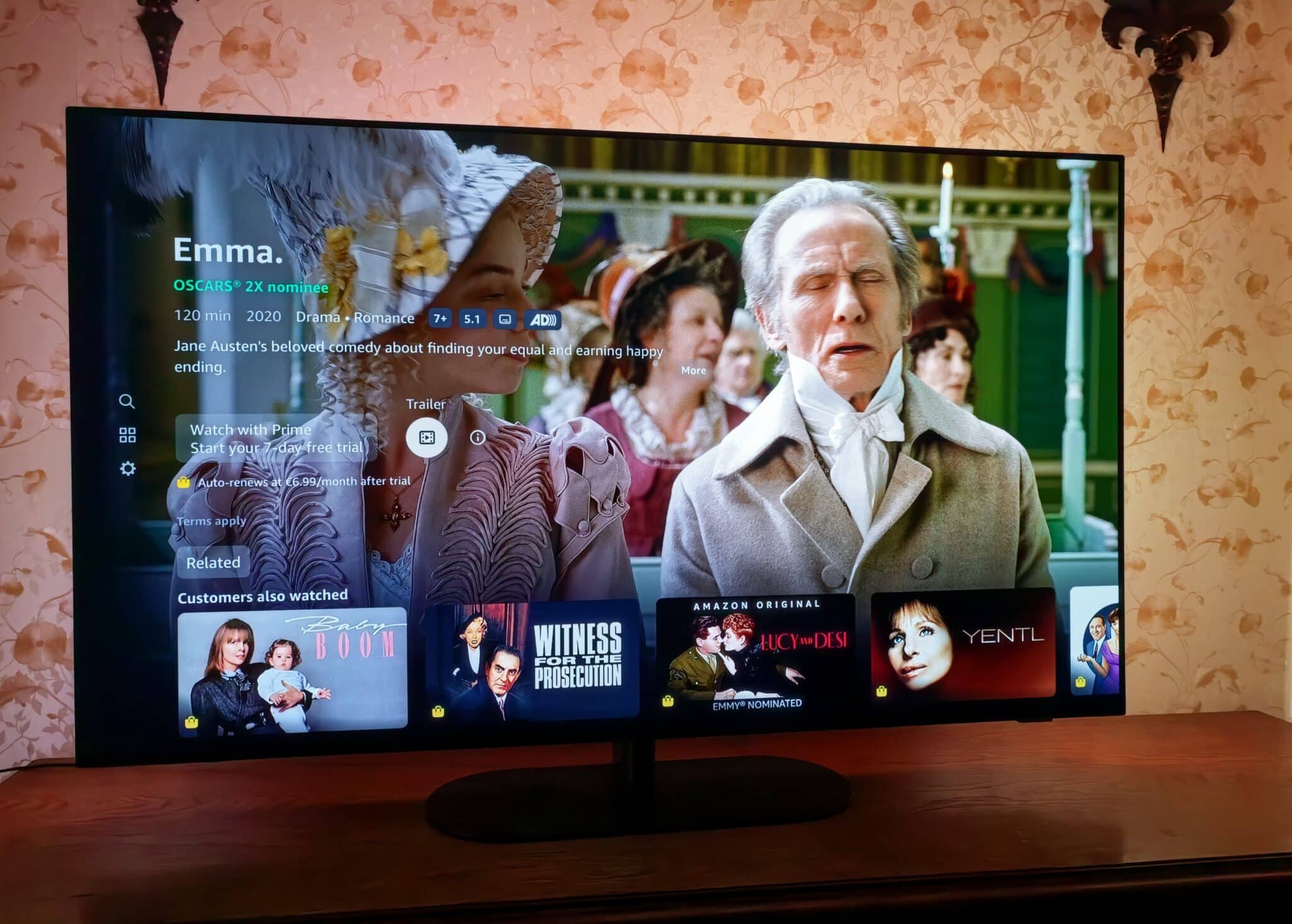 Philips OLED 820: телевизорът, който прави стените част от филма