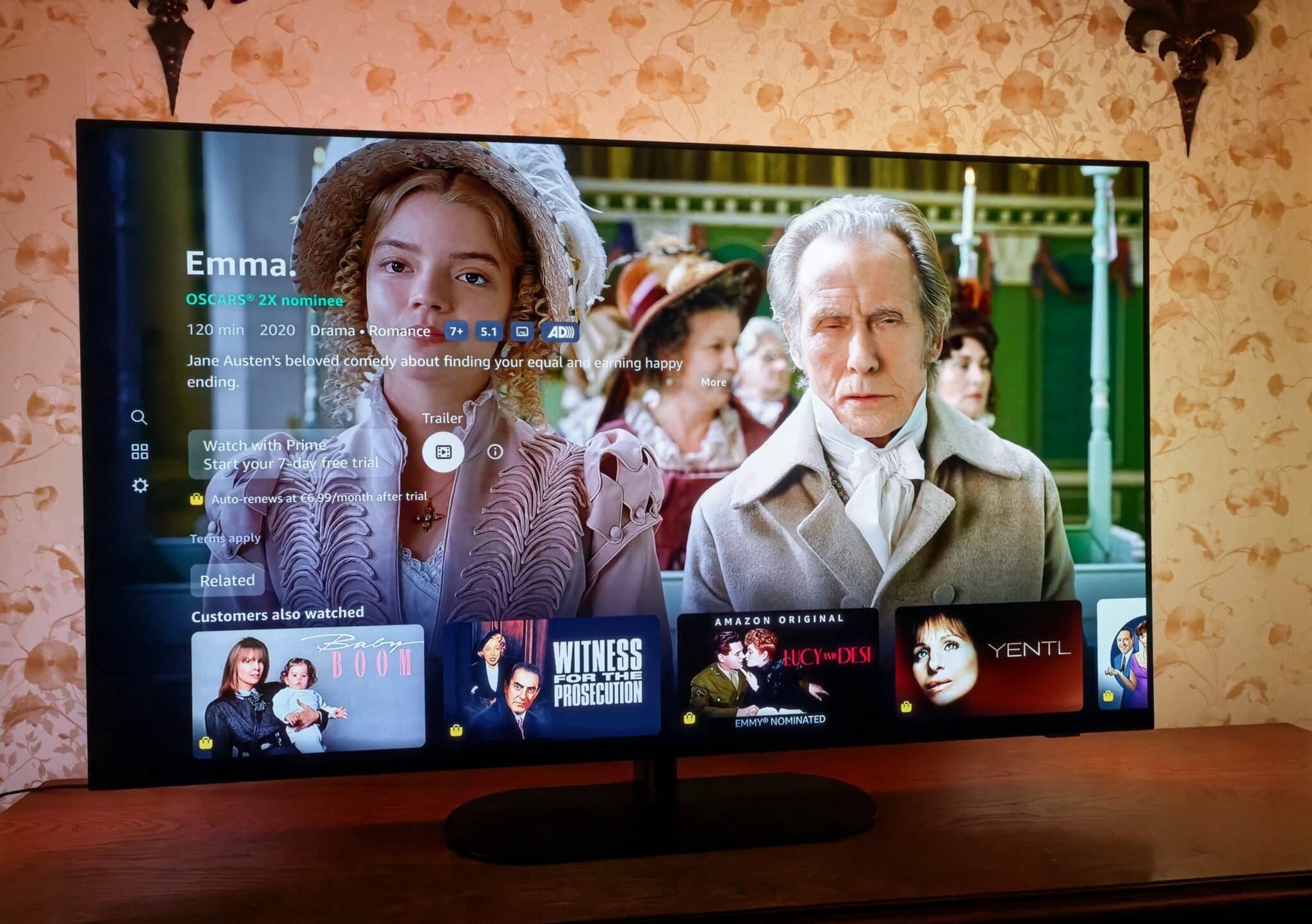 Philips OLED 820: телевизорът, който прави стените част от филма