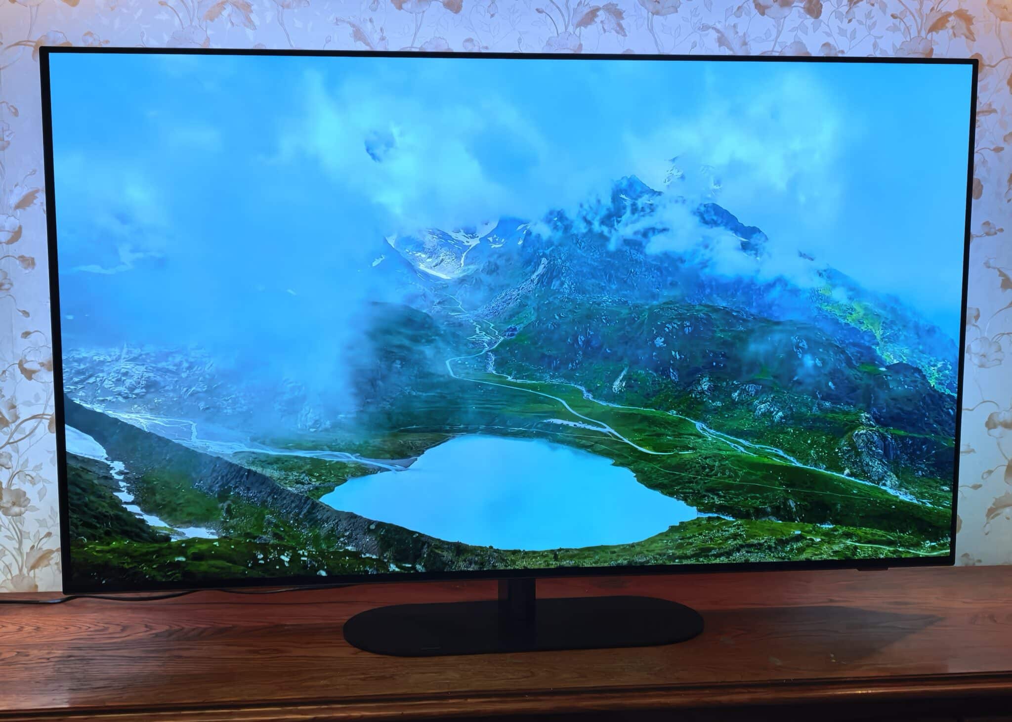 Philips OLED 820: телевизорът, който прави стените част от филма