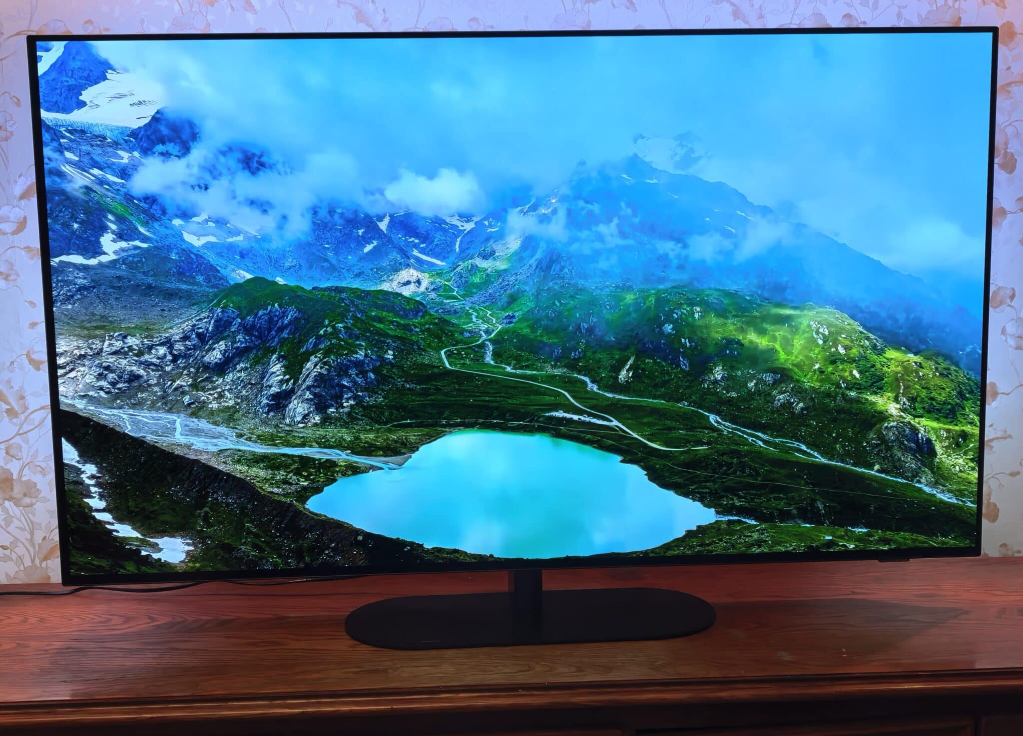 Philips OLED 820: телевизорът, който прави стените част от филма