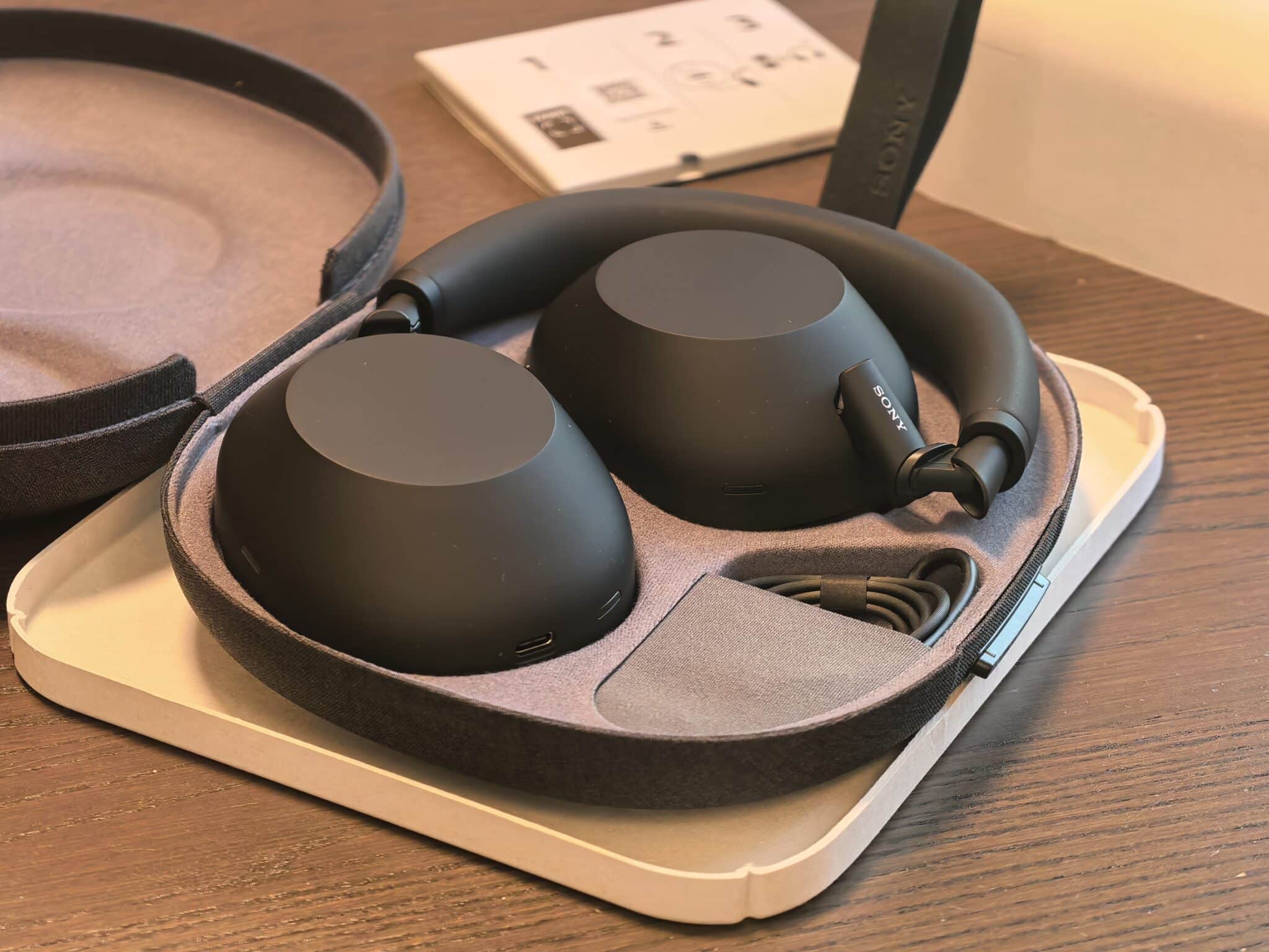 Sony WH-1000XM6 – когато технологията не само се чува, а се усеща
