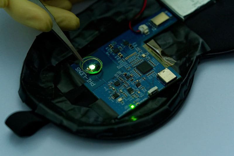 Представена е първата в света контактна OLED леща за самостоятелна диагностика на очната ретина
