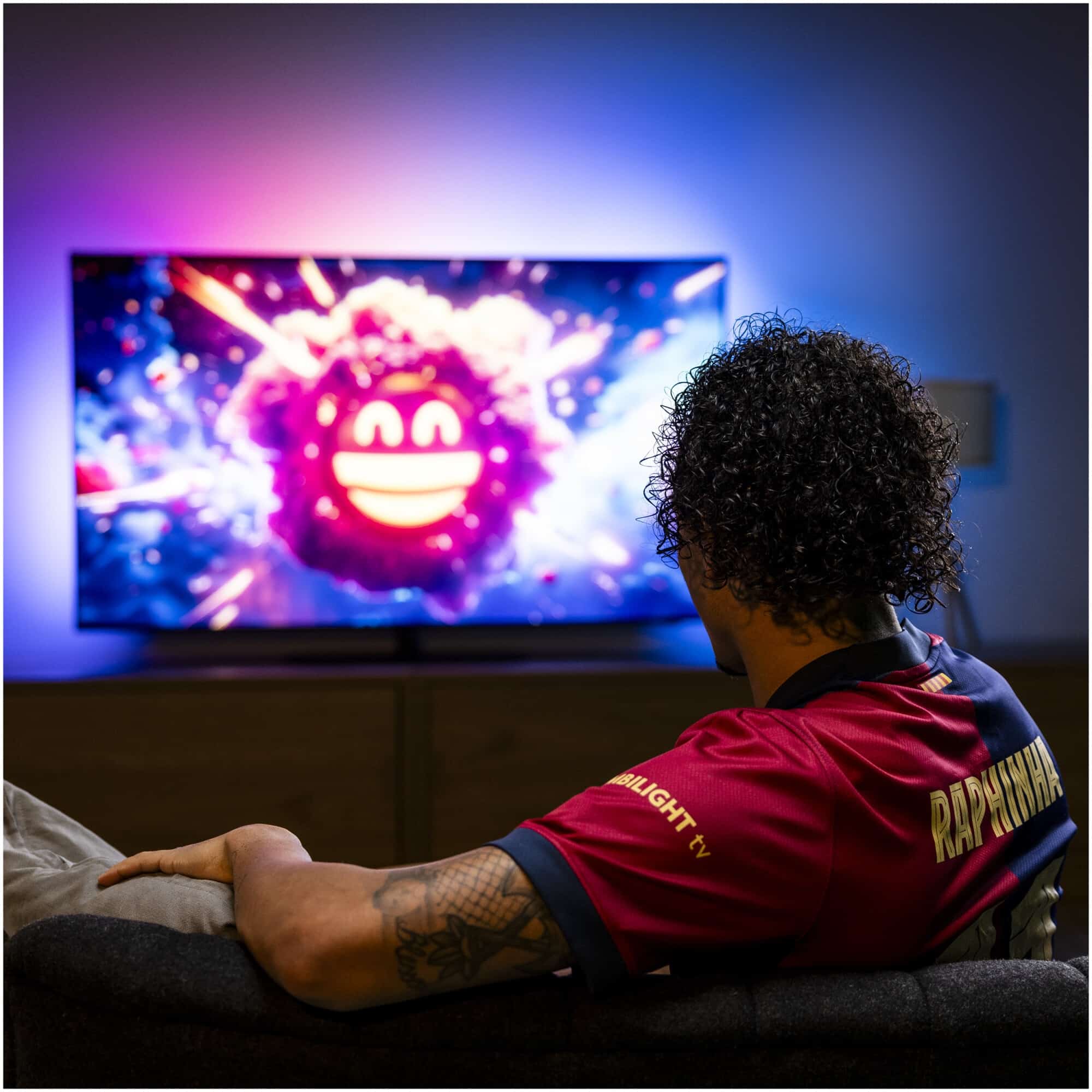 Philips OLED 820: телевизорът, който прави стените част от филма