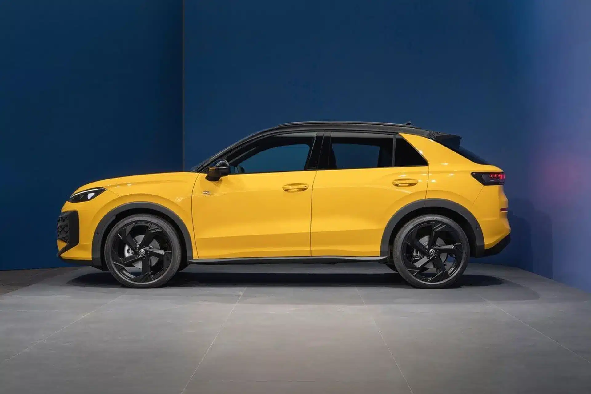 Изцяло новият Volkswagen T-Roc: по-големи размери, радикално променен интериор и различни хибридни версии