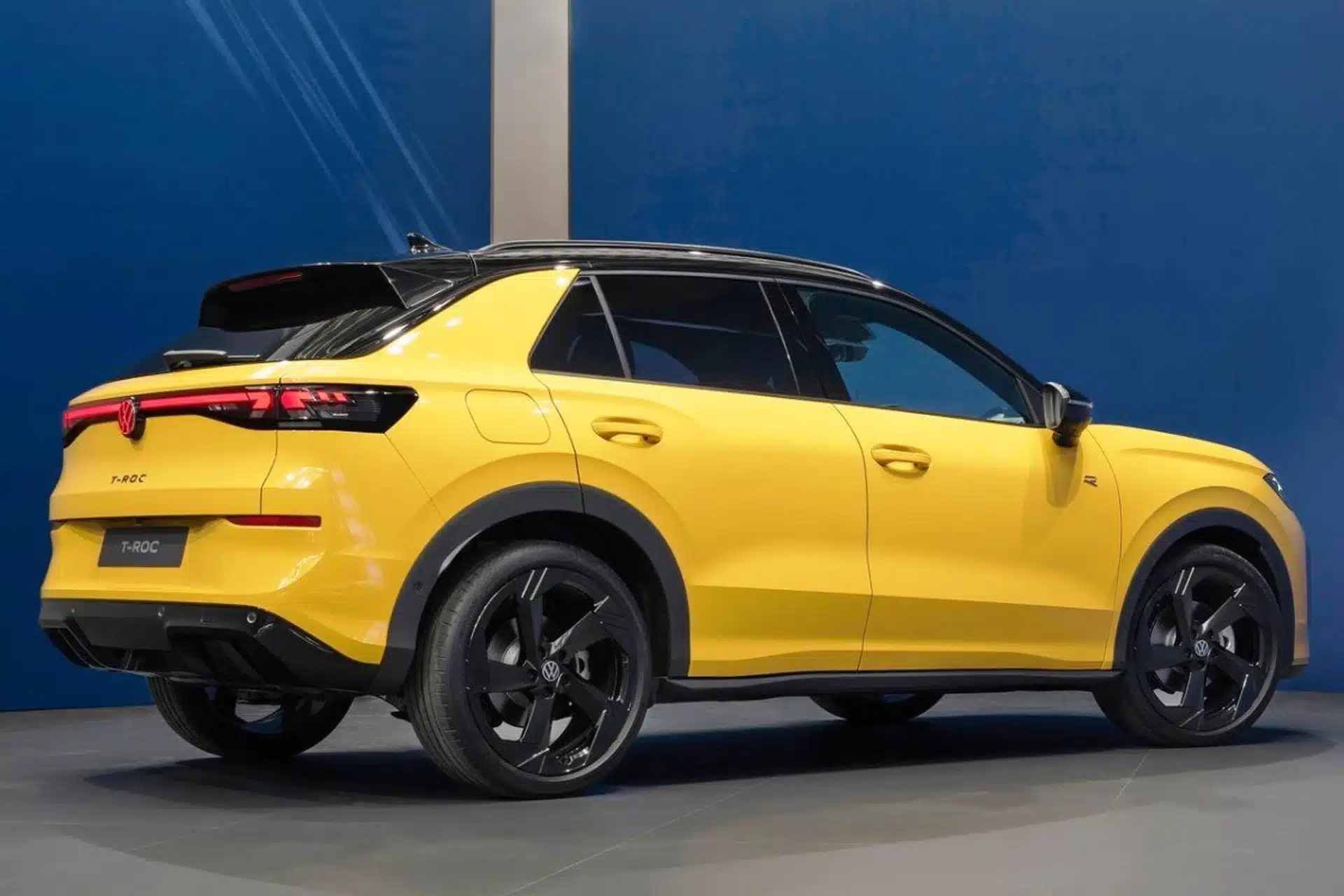 Изцяло новият Volkswagen T-Roc: по-големи размери, радикално променен интериор и различни хибридни версии