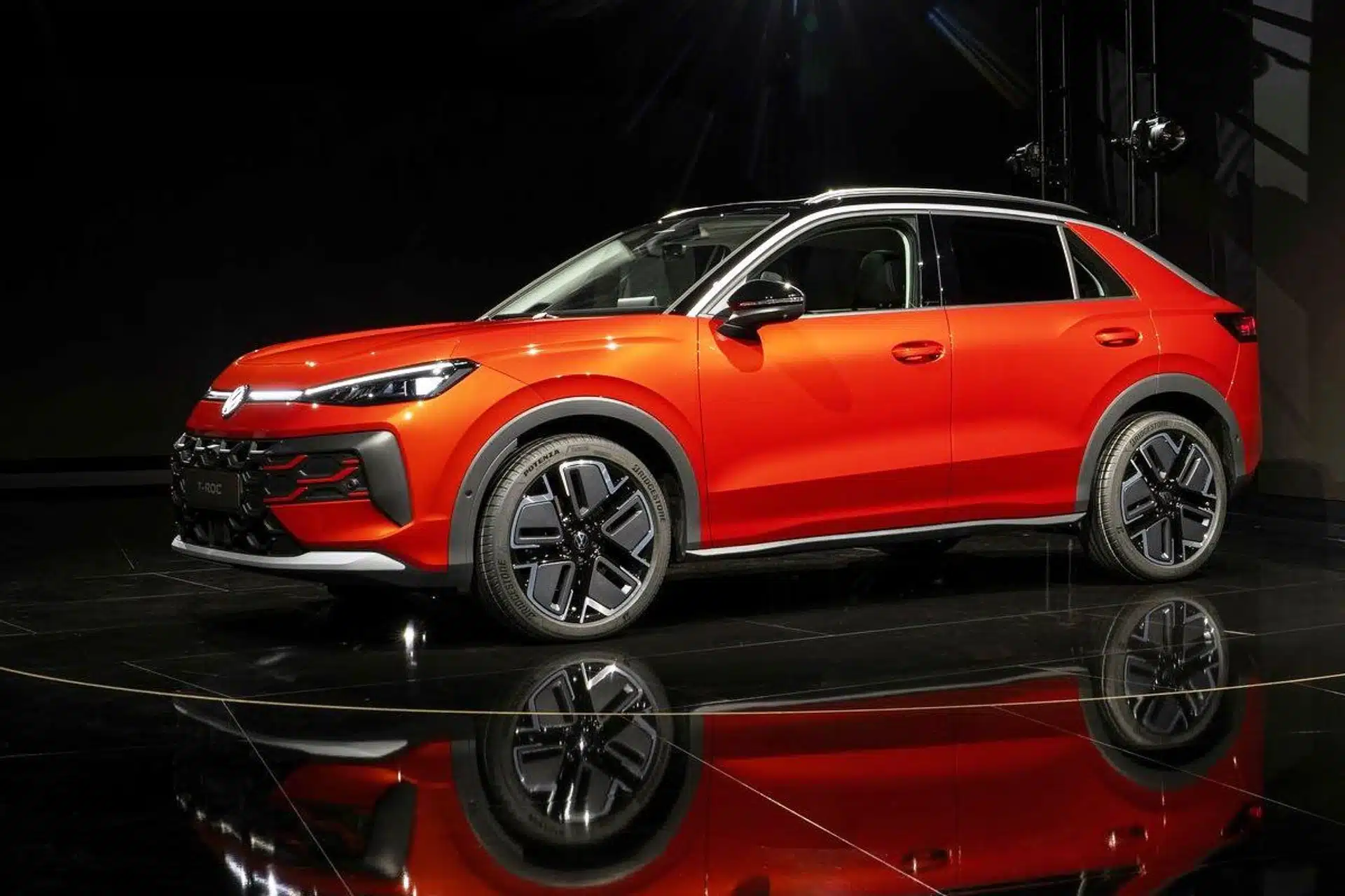 Изцяло новият Volkswagen T-Roc: по-големи размери, радикално променен интериор и различни хибридни версии