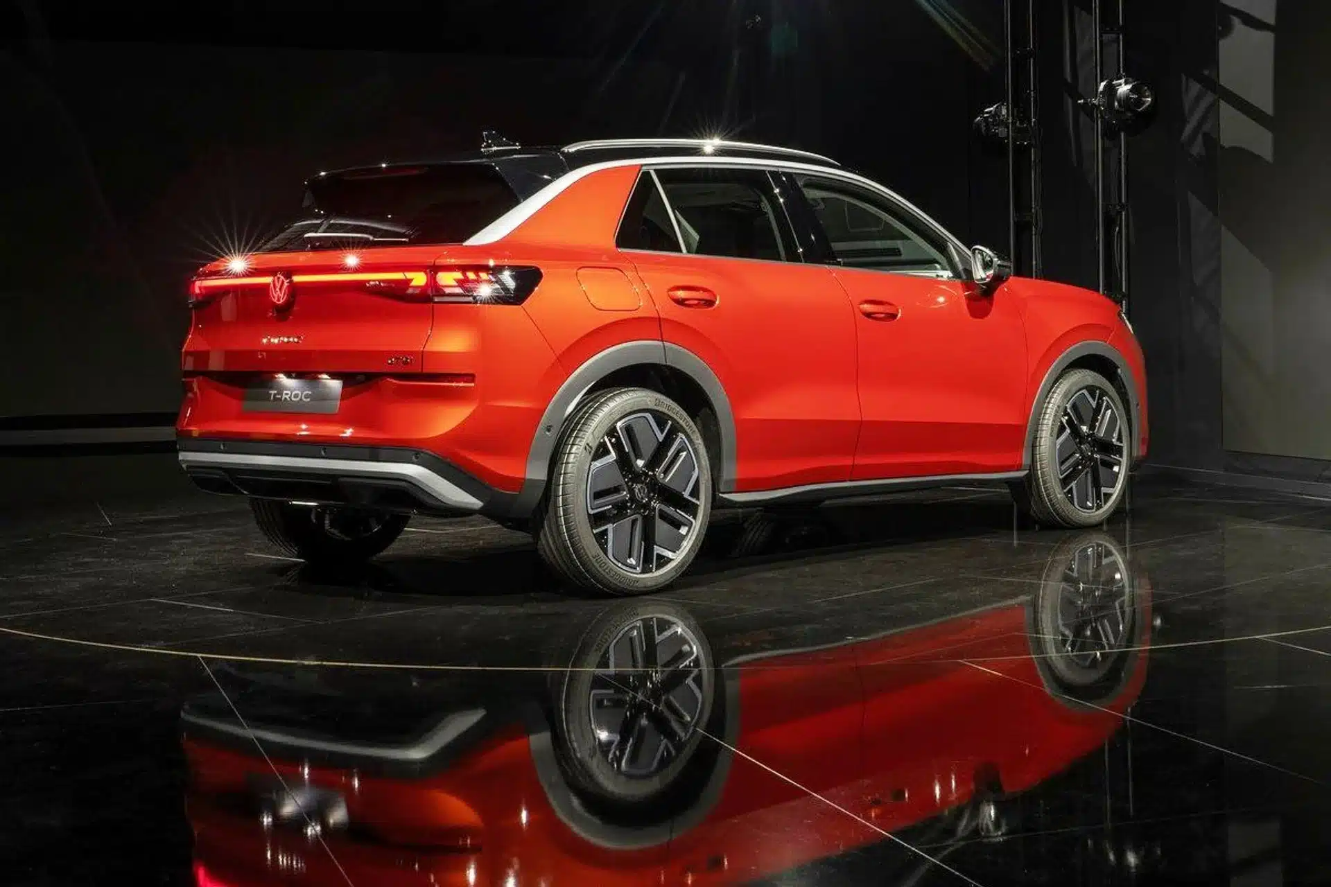Изцяло новият Volkswagen T-Roc: по-големи размери, радикално променен интериор и различни хибридни версии