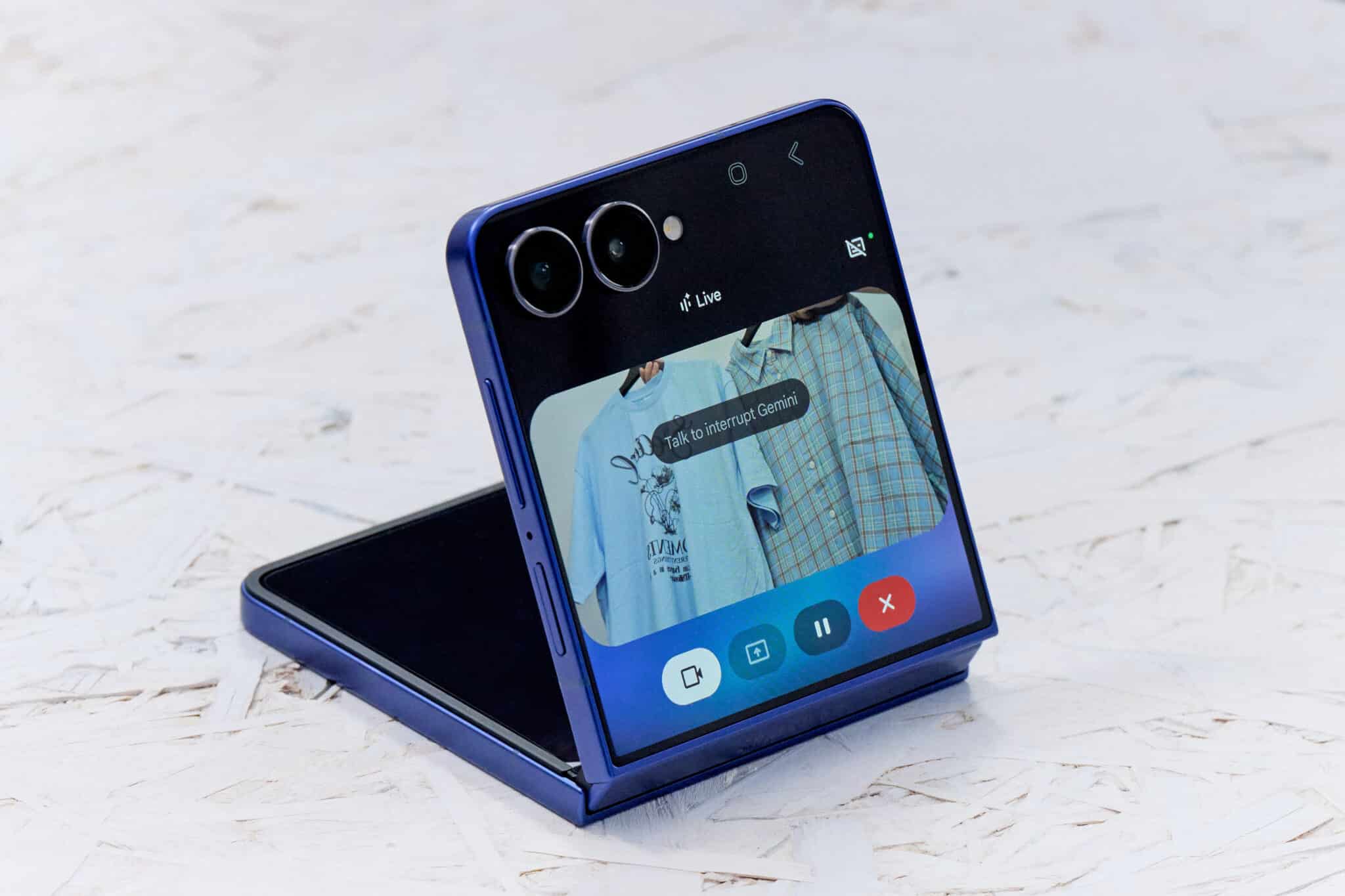 Samsung Galaxy Z Flip7: най-тънкият флип, пълен с трикове и тайни, които ще те изненадат