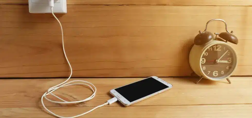 Защо зарядните устройства за смартфони изчезват от кутиите за смартфони и каква е причината за това