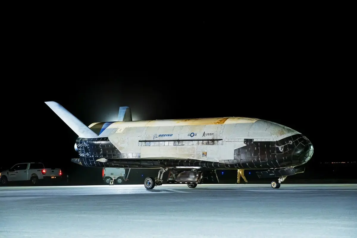 Той вече е в небето. Космическият самолет X-37B плаши враговете с маневри, изкуствен интелект и евентуален ядрен двигател