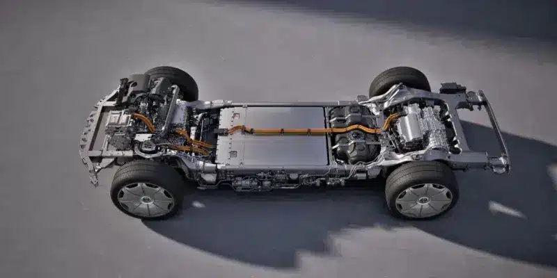 Флагманският SUV BYD YangWang U8L за 9 800 долара предлага 1180 к.с. и ускорение от 0 до 100 км/ч за 3,5 секунди
