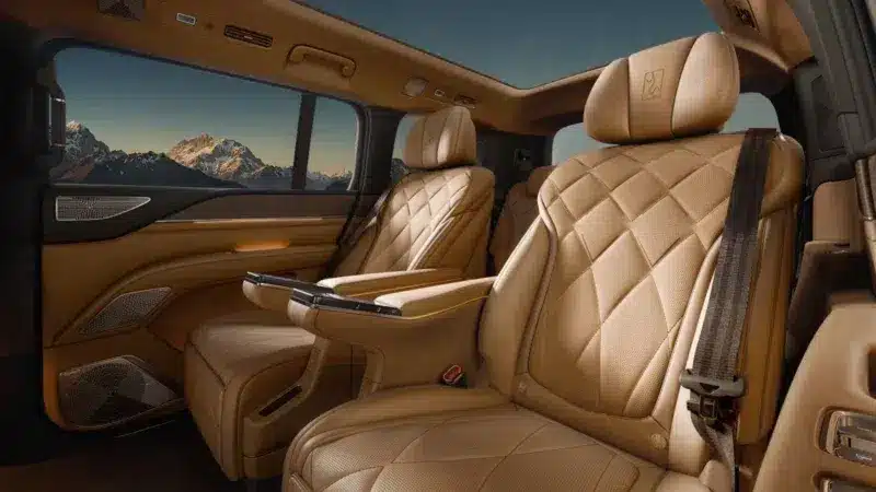 Флагманският SUV BYD YangWang U8L за 9 800 долара предлага 1180 к.с. и ускорение от 0 до 100 км/ч за 3,5 секунди