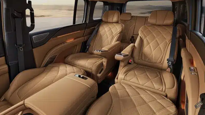 Флагманският SUV BYD YangWang U8L за 9 800 долара предлага 1180 к.с. и ускорение от 0 до 100 км/ч за 3,5 секунди