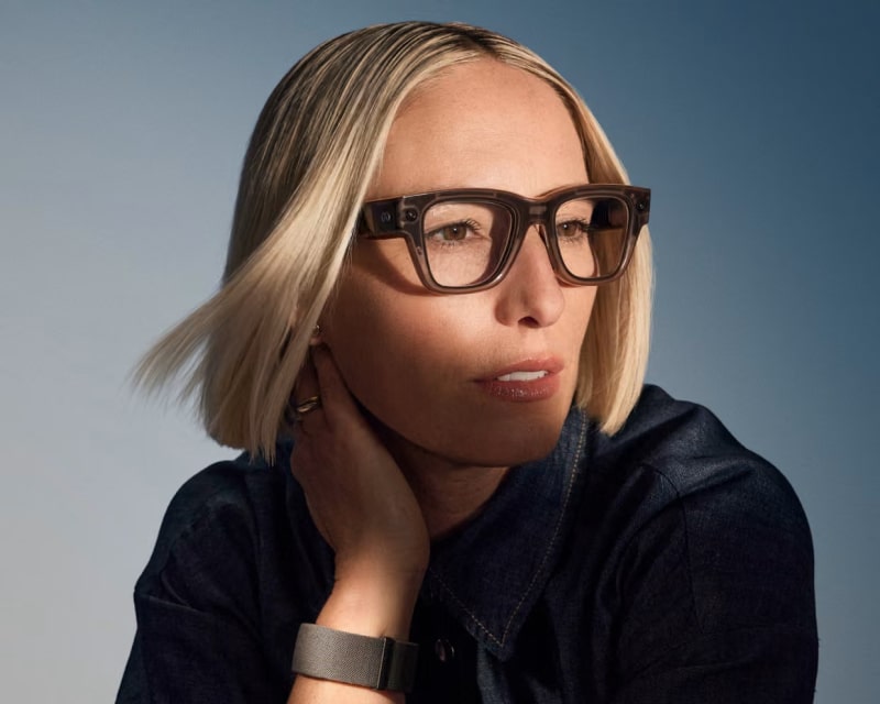 Meta представи умните си AR-очила Ray-Ban Display с вграден дисплей и гривна за китката