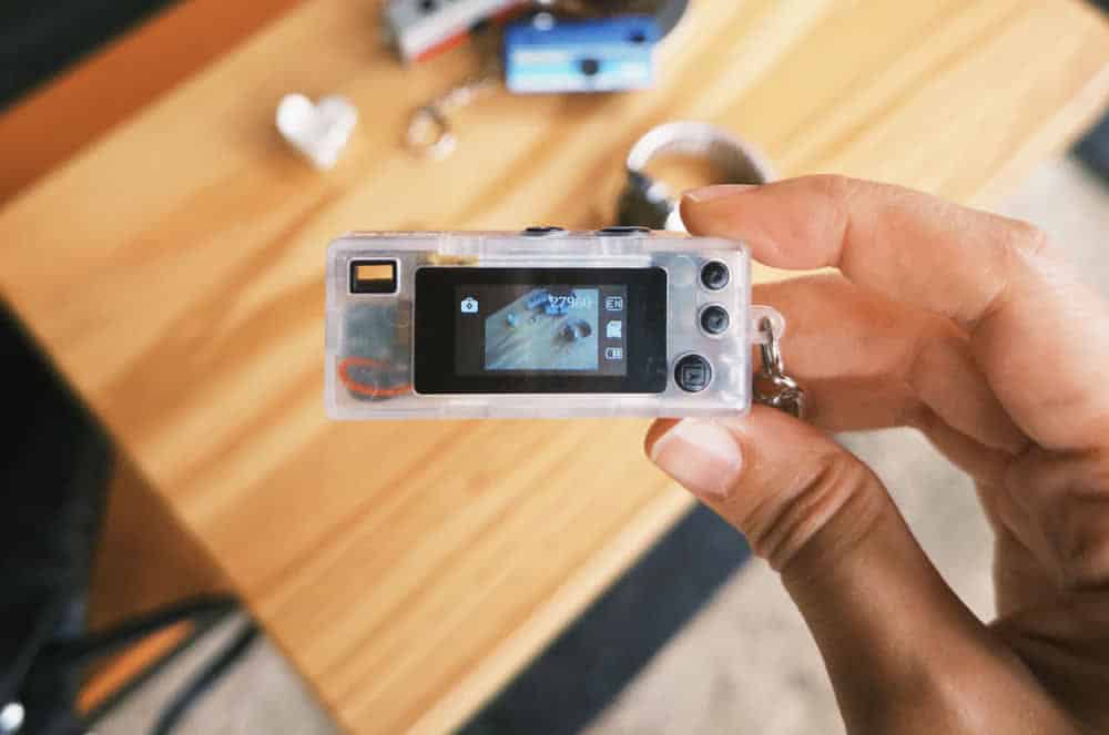 Цифровият ретро фотоапарат Charmera на Kodak е хит в продажбите, благодарение на хитър трик