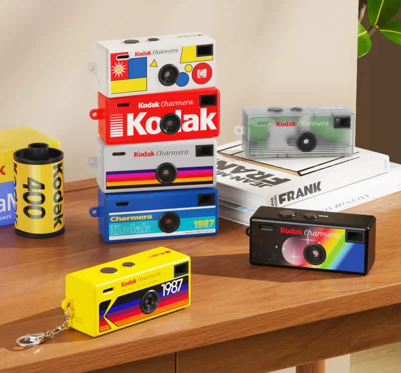 Цифровият ретро фотоапарат Charmera на Kodak е хит в продажбите, благодарение на хитър трик