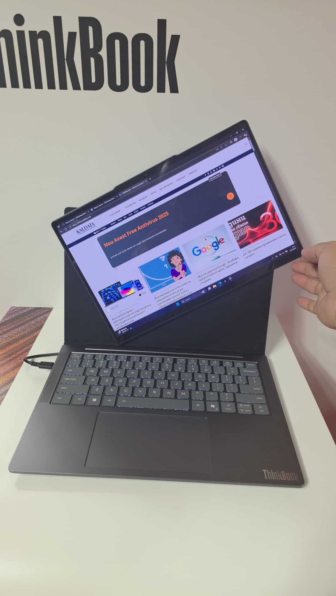 Lenovo показа концепт на ноутбука ThinkBook VertiFlex с въртящ се дисплей