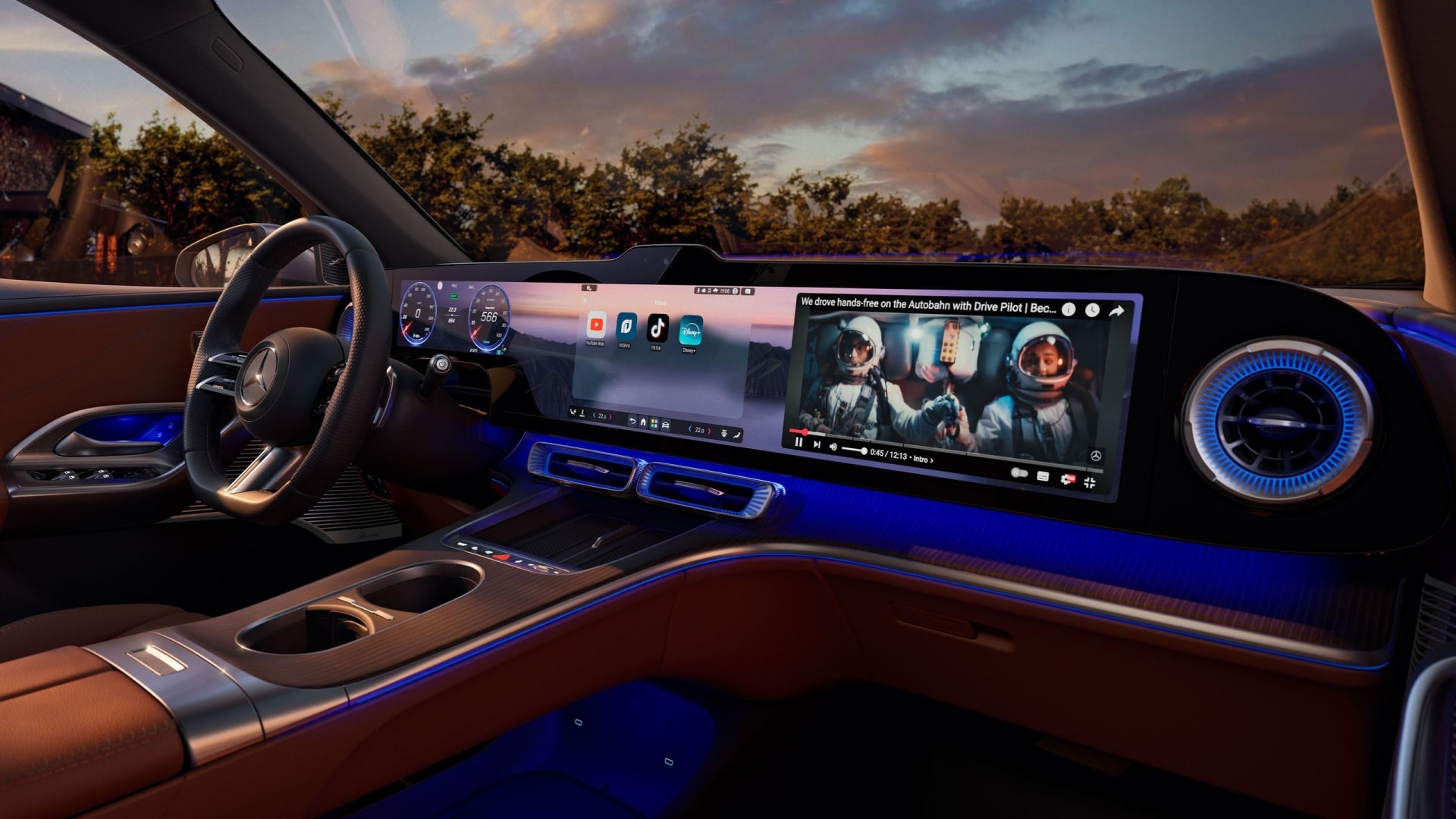 Mercedes-Benz представи изцяло електрическия GLC с гигантски 39-инчов дисплей