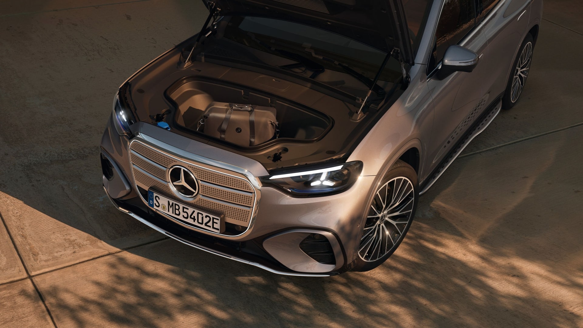 Mercedes-Benz представи изцяло електрическия GLC с гигантски 39-инчов дисплей
