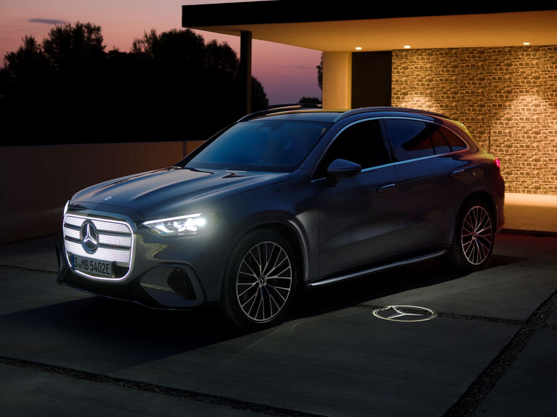 Mercedes-Benz представи изцяло електрическия GLC с гигантски 39-инчов дисплей