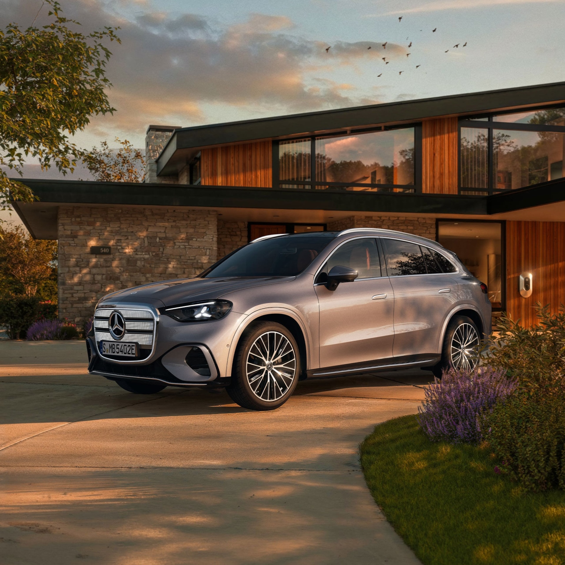 Mercedes-Benz представи изцяло електрическия GLC с гигантски 39-инчов дисплей