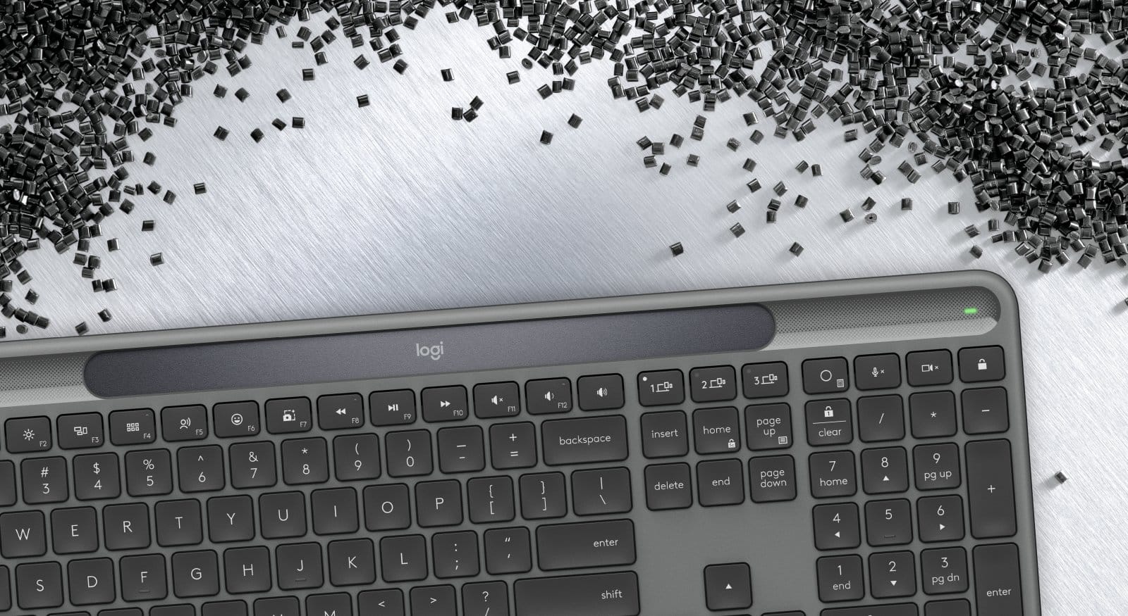 Новата клавиатура Logitech Signature Slim Solar+ K980 работи до 4 месеца без зареждане