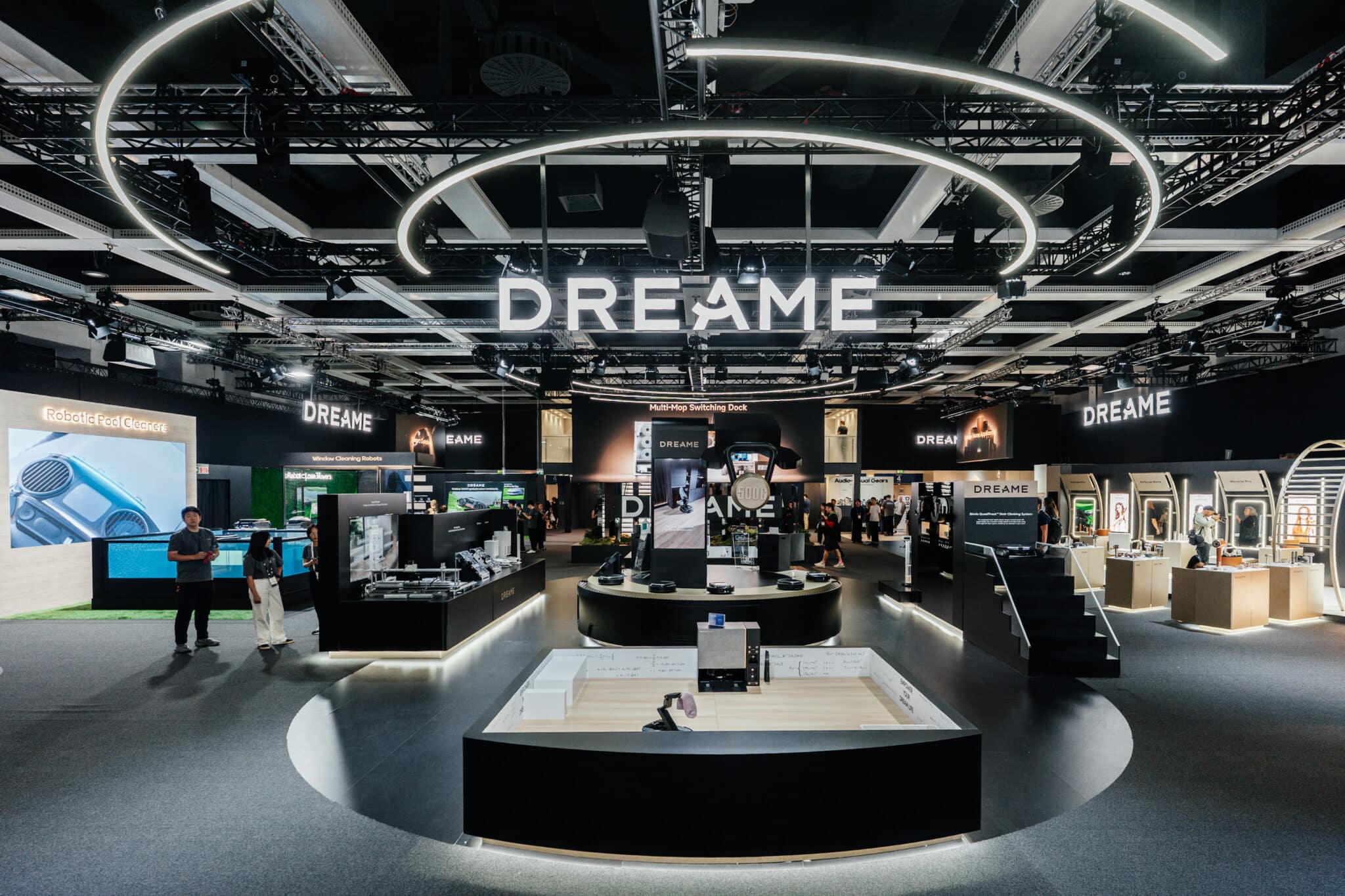 IFA 2025: Dreame пренаписа бъдещето на умния дом с роботи, които катерят стълби и мислят като хора