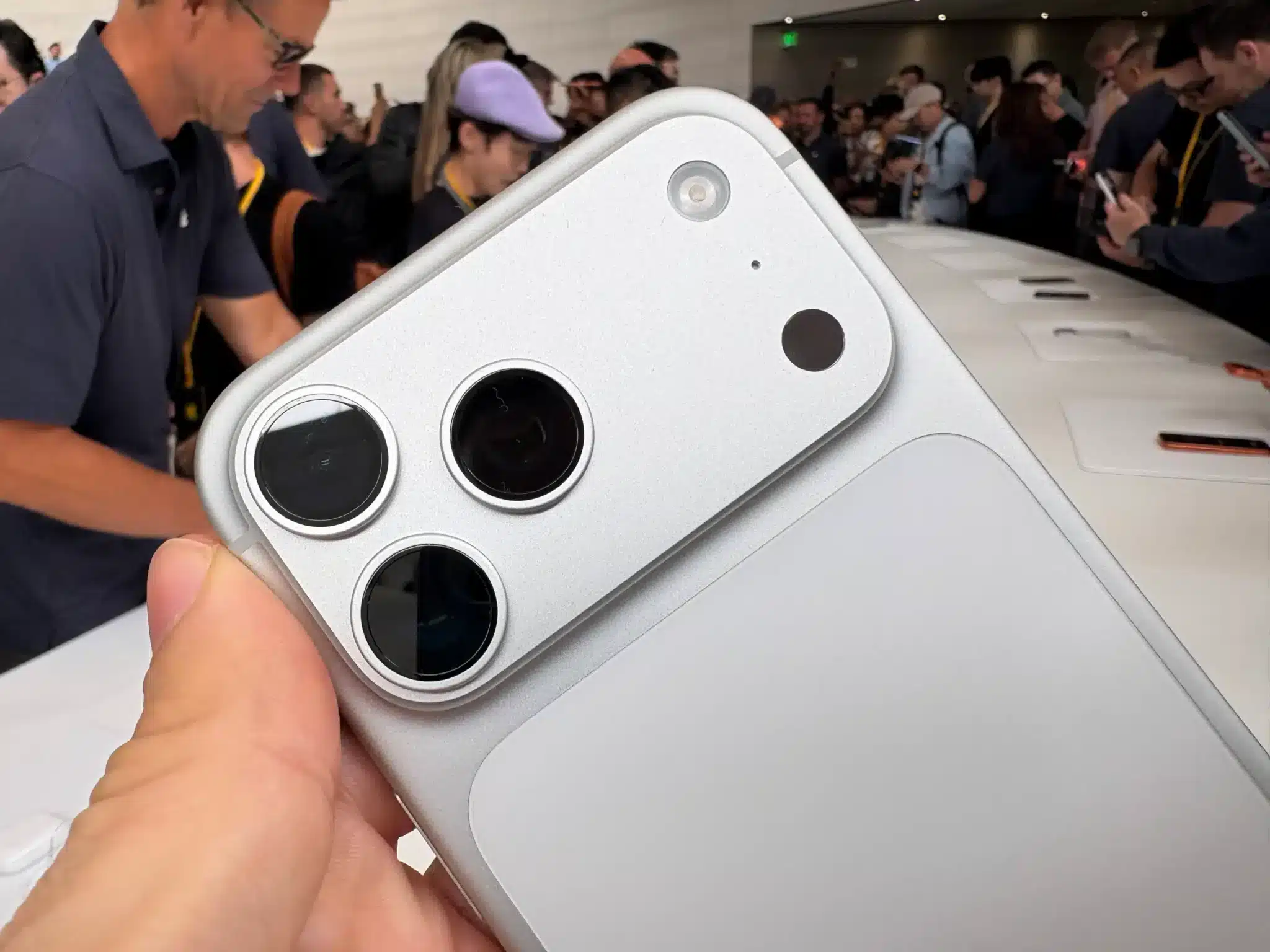 Apple представи iPhone 17 Pro и iPhone 17 Pro Max с нов дизайн, тройни 48MP камери, най-големите батерии и още