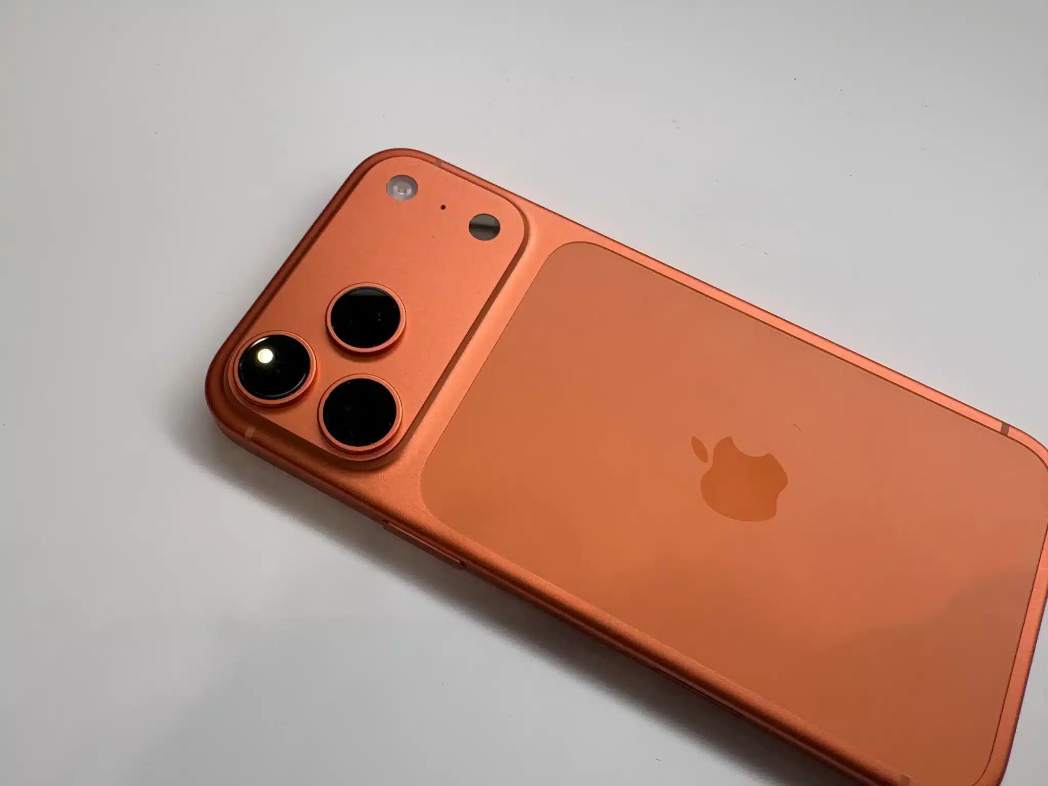Apple представи iPhone 17 Pro и iPhone 17 Pro Max с нов дизайн, тройни 48MP камери, най-големите батерии и още