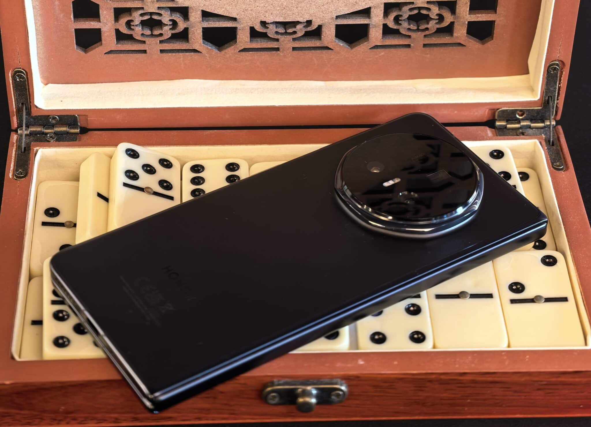HONOR Magic V5: Толкова лек и мощен, че забравяш, че е сгъваем телефон