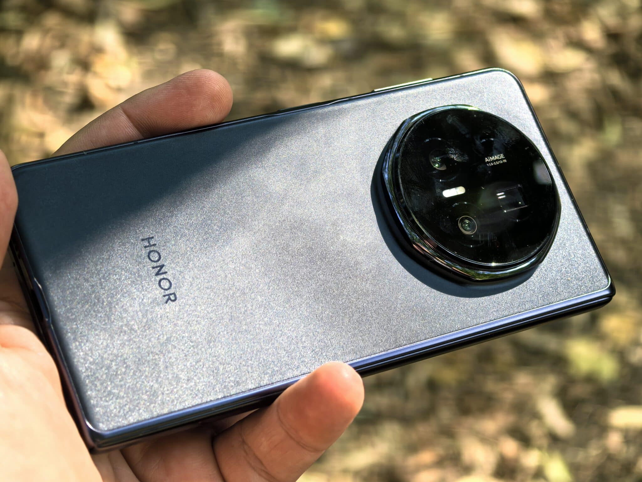 HONOR Magic V5: Толкова лек и мощен, че забравяш, че е сгъваем телефон
