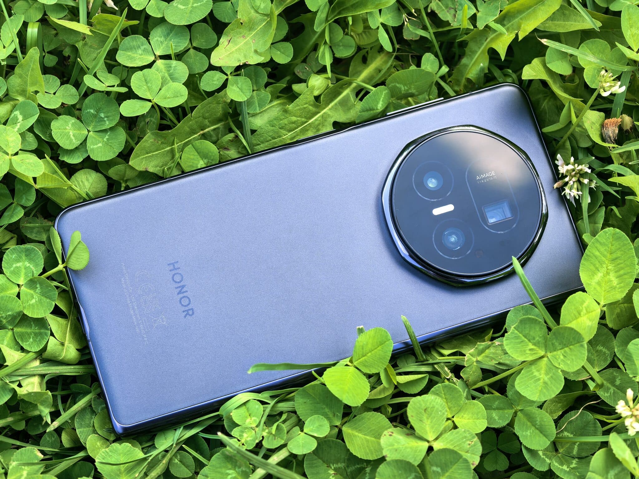 HONOR Magic V5: Толкова лек и мощен, че забравяш, че е сгъваем телефон