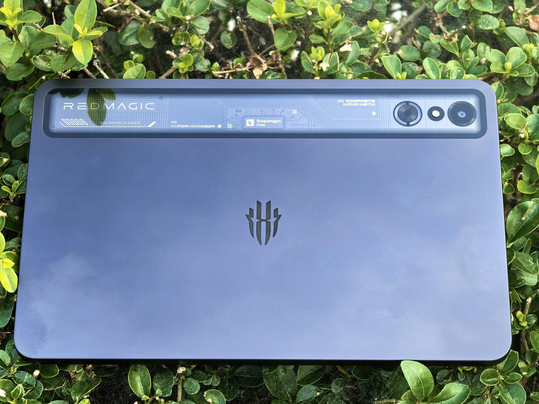 OLED, 165 Hz и Snapdragon 8 Elite: новият RedMagic Astra е мечта за геймъри