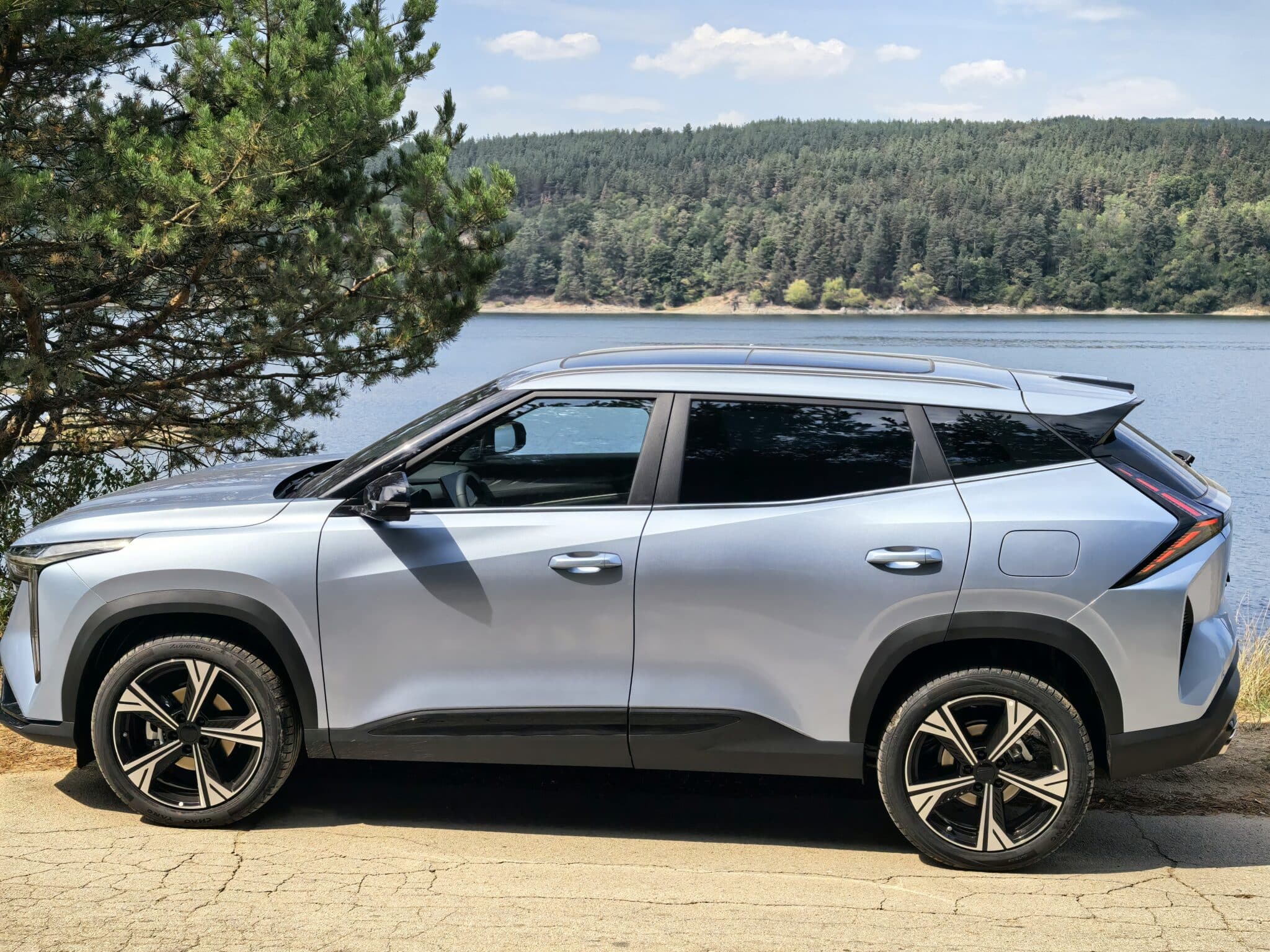 Geely в България: сателити, технологии и първи километри с новия Cityray