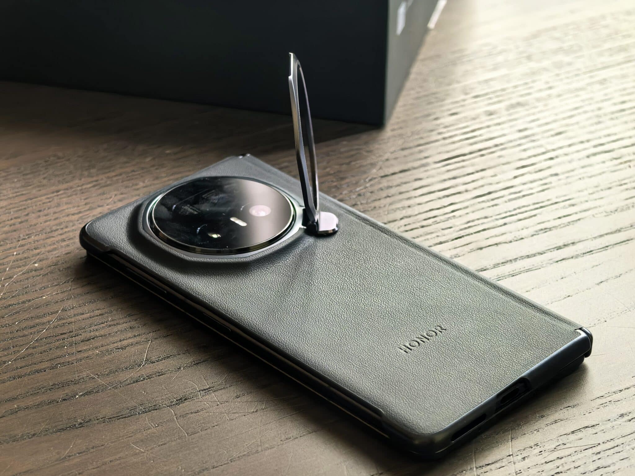 HONOR Magic V5: Толкова лек и мощен, че забравяш, че е сгъваем телефон